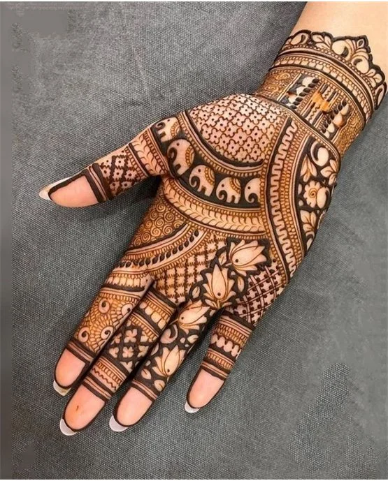 Scallop Garland Accent Blending Into Front Hand Mehndi Design